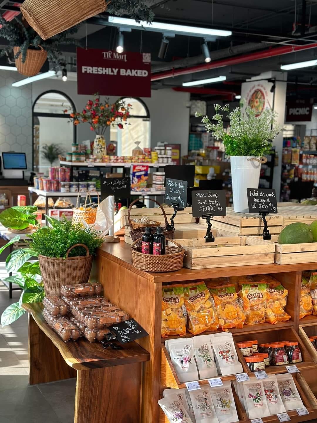 TR Mart - sự kết hợp giữa mô hình siêu thị tiện lợi và quán cafe
