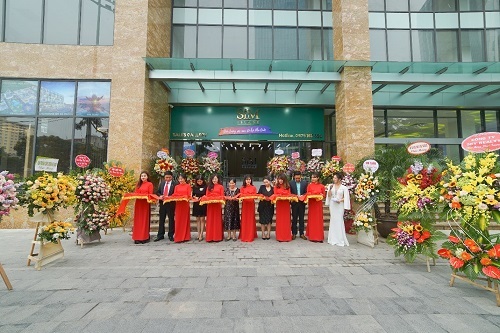 Đại diện Sim Island và các khách mời cắt băng khánh thành văn phòng trưng bày tại Hà Nội.
