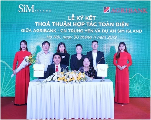 Đại diện Sim Island (ngồi bên phải) ký kết hợp tác với Agribank chi nhánh Trung Yên tại sự kiện.
